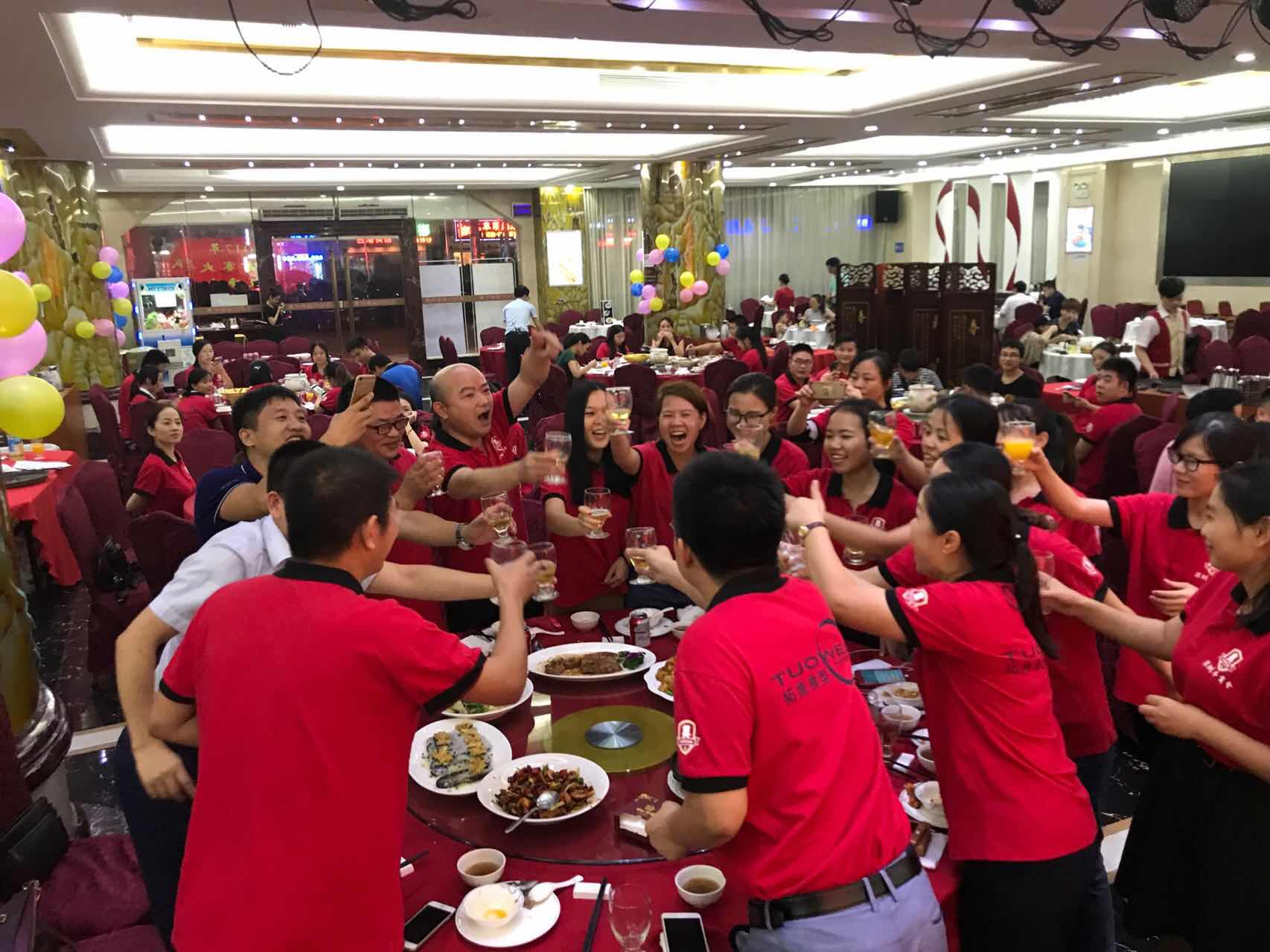 小伙伴舉杯同慶